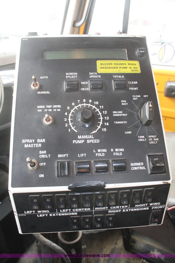 image for item F2957 1996 International 4900 oil distributor truck