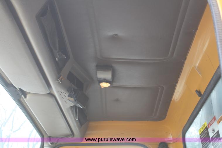 image for item F2957 1996 International 4900 oil distributor truck