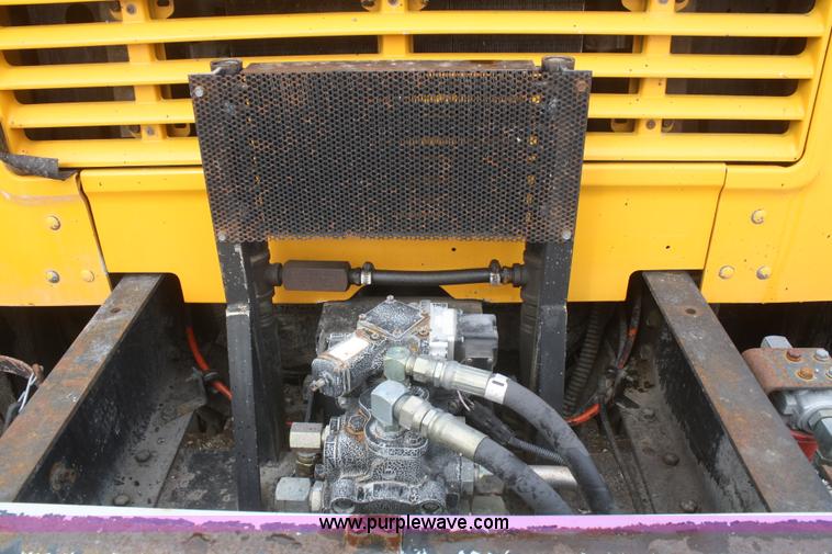 image for item F2957 1996 International 4900 oil distributor truck