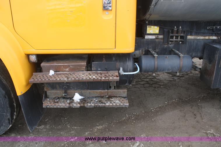 image for item F2957 1996 International 4900 oil distributor truck