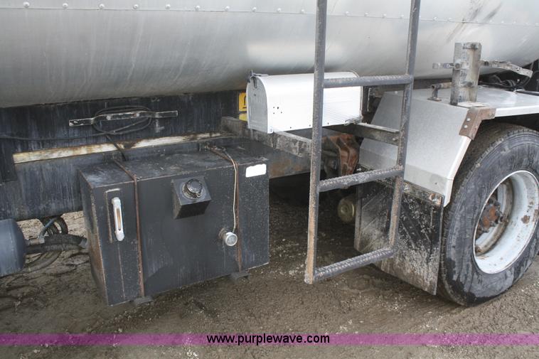 image for item F2957 1996 International 4900 oil distributor truck