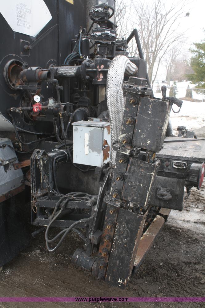 image for item F2957 1996 International 4900 oil distributor truck