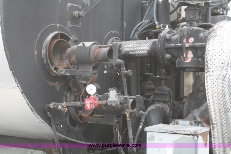 image for item F2957 1996 International 4900 oil distributor truck