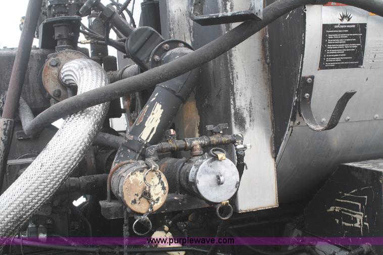 image for item F2957 1996 International 4900 oil distributor truck