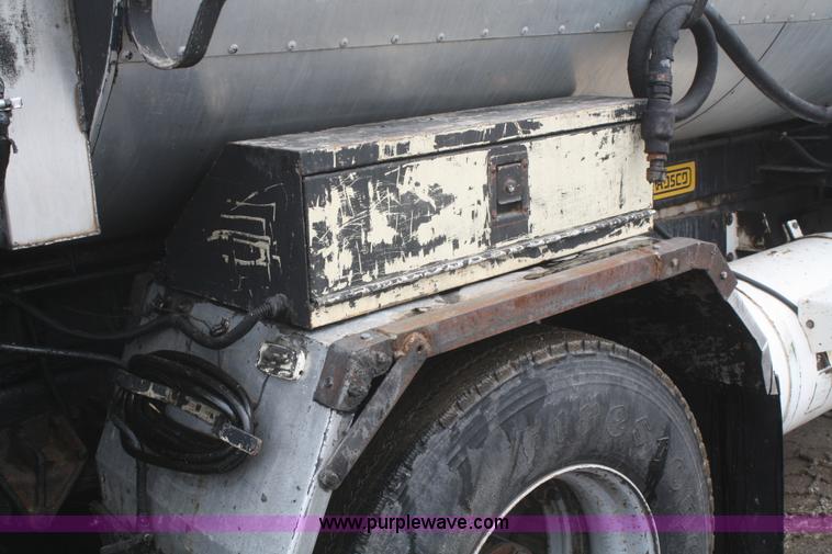 image for item F2957 1996 International 4900 oil distributor truck