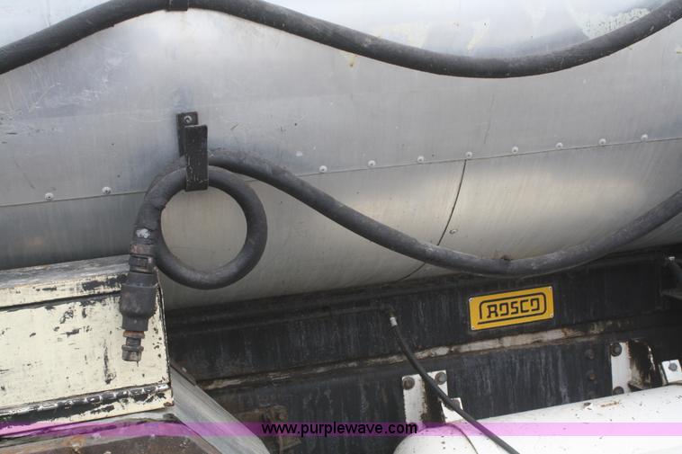 image for item F2957 1996 International 4900 oil distributor truck