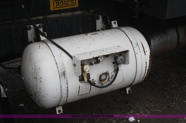 image for item F2957 1996 International 4900 oil distributor truck