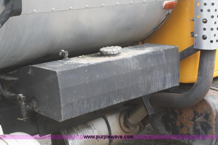 image for item F2957 1996 International 4900 oil distributor truck