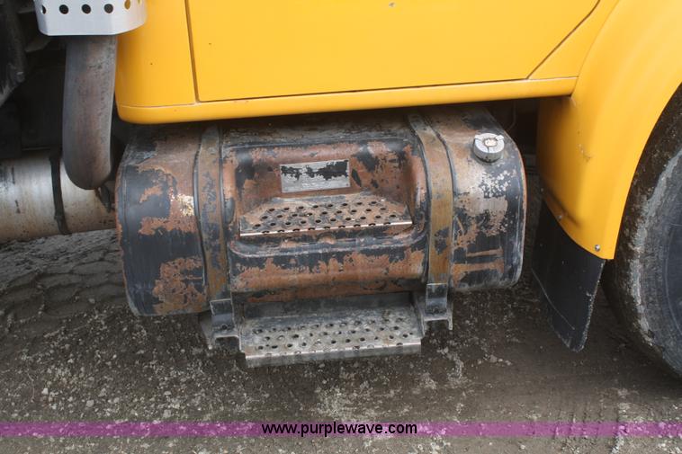 image for item F2957 1996 International 4900 oil distributor truck