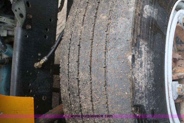 image for item F2957 1996 International 4900 oil distributor truck