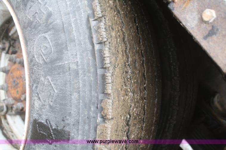 image for item F2957 1996 International 4900 oil distributor truck