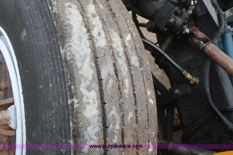 image for item F2957 1996 International 4900 oil distributor truck