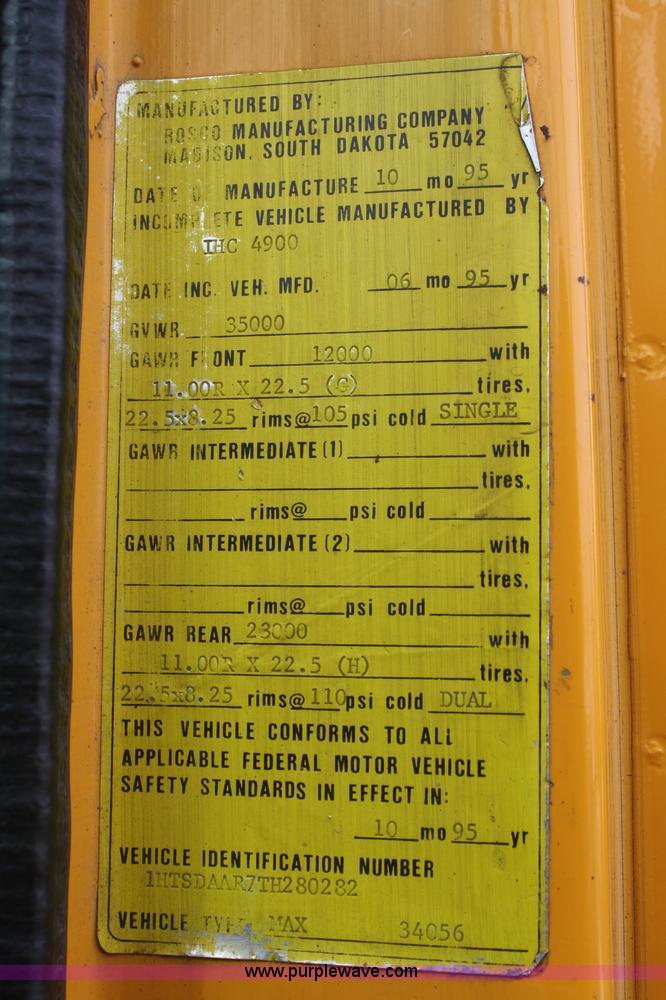 image for item F2957 1996 International 4900 oil distributor truck