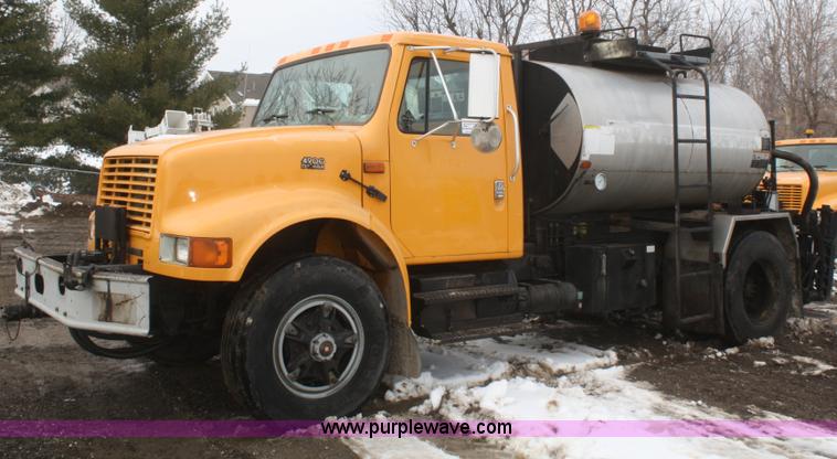 image for item F2958 1996 International 4900 oil distributor truck