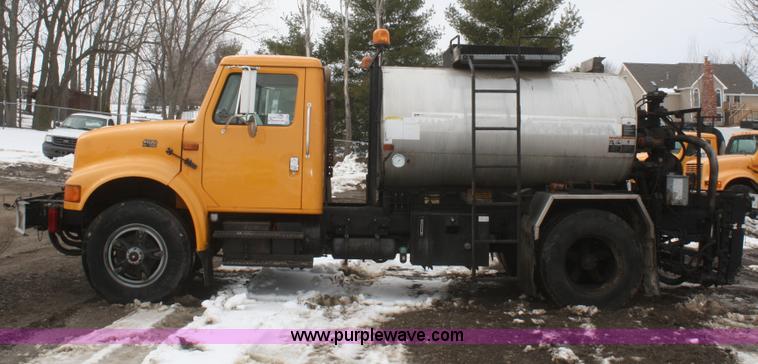 image for item F2958 1996 International 4900 oil distributor truck