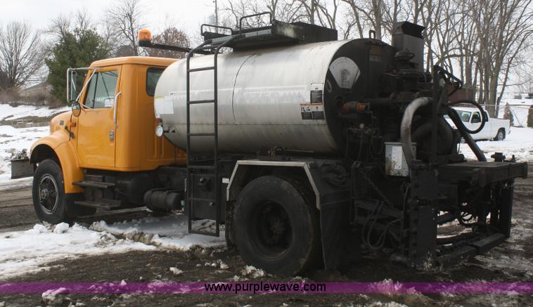 image for item F2958 1996 International 4900 oil distributor truck