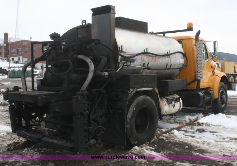 image for item F2958 1996 International 4900 oil distributor truck