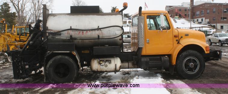 image for item F2958 1996 International 4900 oil distributor truck