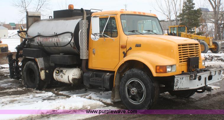 image for item F2958 1996 International 4900 oil distributor truck