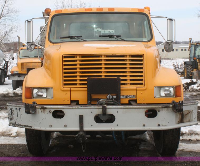 image for item F2958 1996 International 4900 oil distributor truck