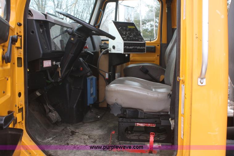 image for item F2958 1996 International 4900 oil distributor truck