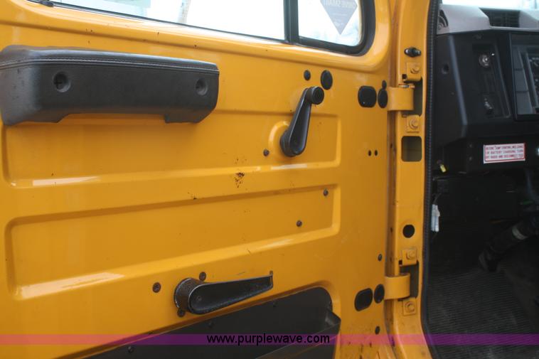 image for item F2958 1996 International 4900 oil distributor truck