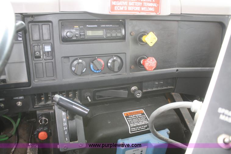 image for item F2958 1996 International 4900 oil distributor truck