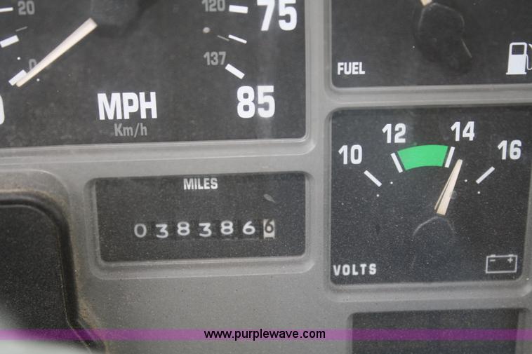 image for item F2958 1996 International 4900 oil distributor truck