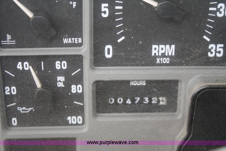 image for item F2958 1996 International 4900 oil distributor truck