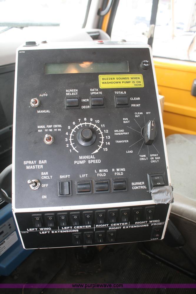 image for item F2958 1996 International 4900 oil distributor truck