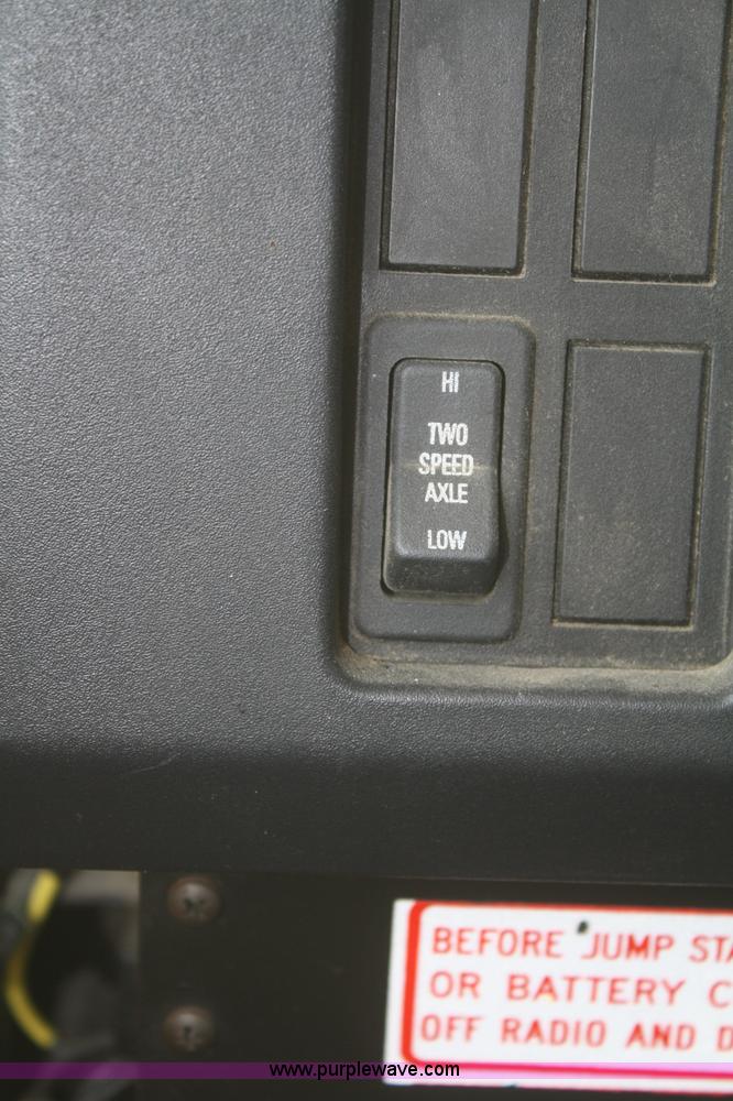 image for item F2958 1996 International 4900 oil distributor truck