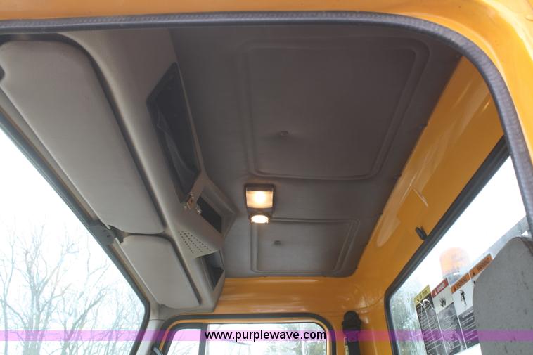 image for item F2958 1996 International 4900 oil distributor truck