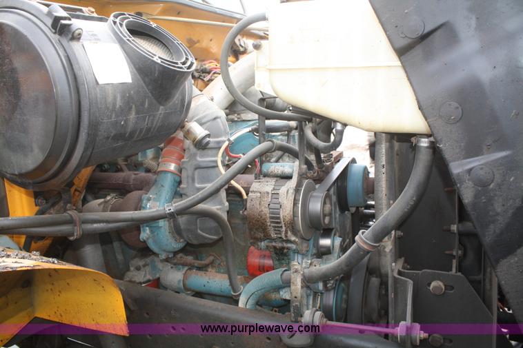 image for item F2958 1996 International 4900 oil distributor truck