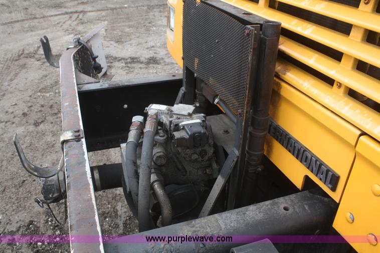 image for item F2958 1996 International 4900 oil distributor truck