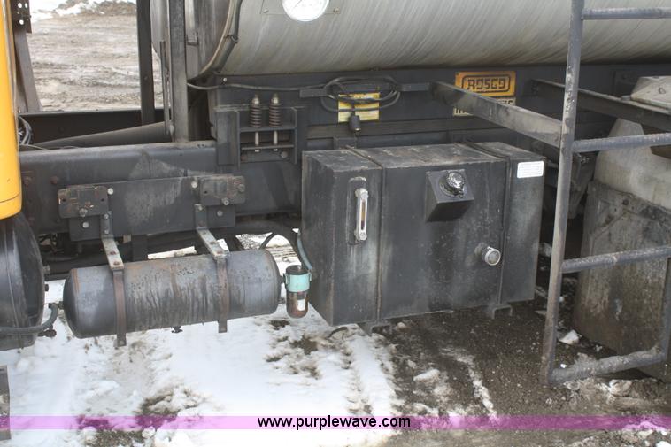 image for item F2958 1996 International 4900 oil distributor truck