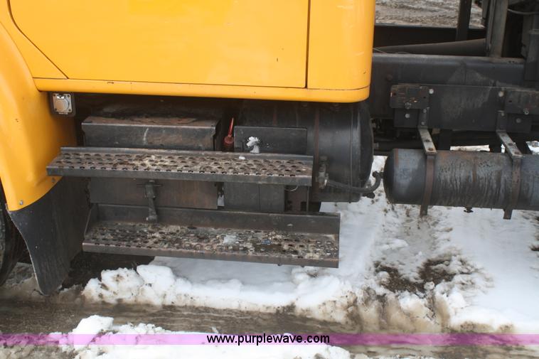 image for item F2958 1996 International 4900 oil distributor truck