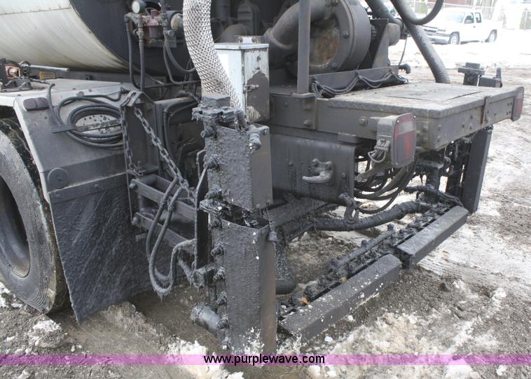 image for item F2958 1996 International 4900 oil distributor truck