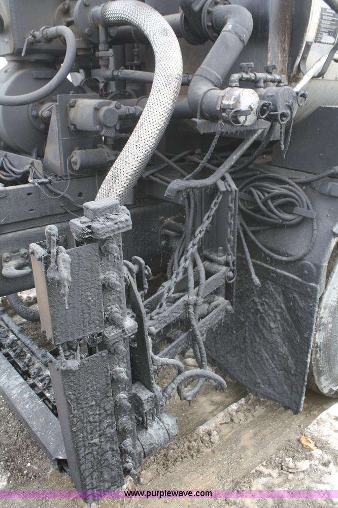 image for item F2958 1996 International 4900 oil distributor truck