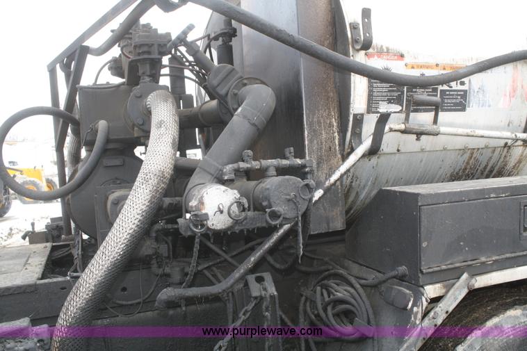 image for item F2958 1996 International 4900 oil distributor truck