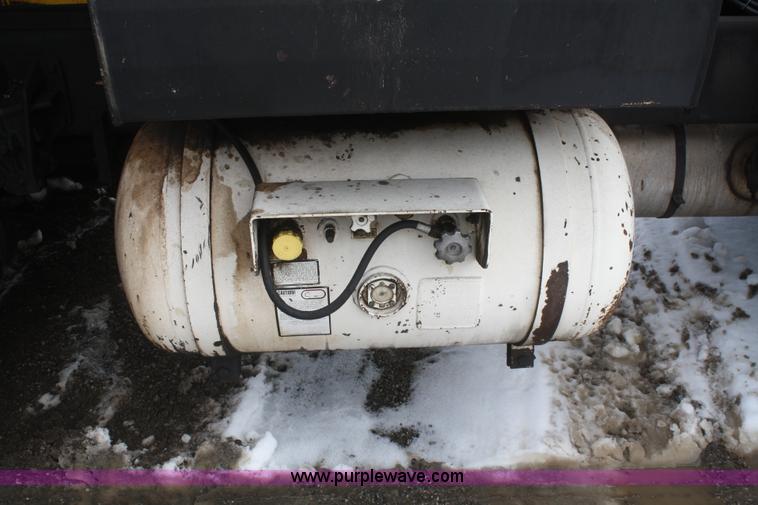 image for item F2958 1996 International 4900 oil distributor truck