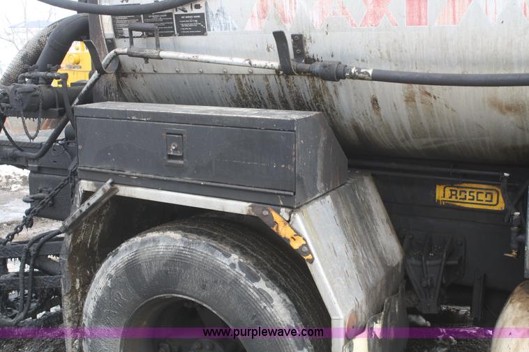 image for item F2958 1996 International 4900 oil distributor truck