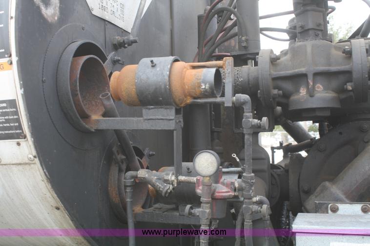 image for item F2958 1996 International 4900 oil distributor truck