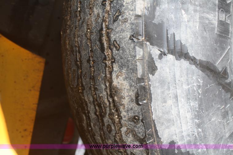 image for item F2958 1996 International 4900 oil distributor truck