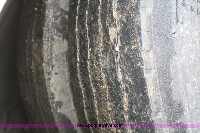 image for item F2958 1996 International 4900 oil distributor truck