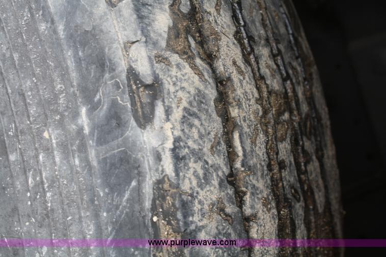 image for item F2958 1996 International 4900 oil distributor truck