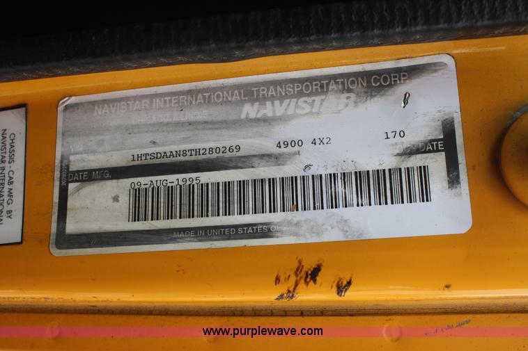 image for item F2958 1996 International 4900 oil distributor truck