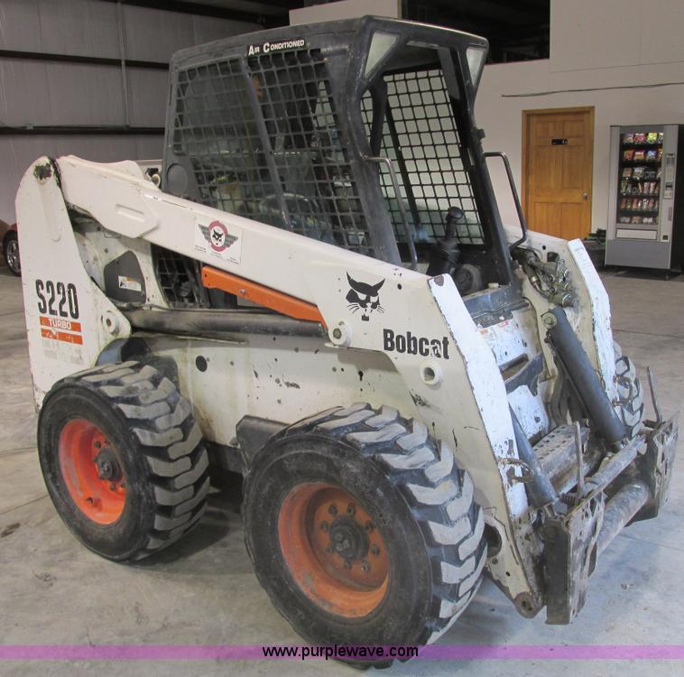 image for item F4378 2004 Bobcat S220 turbo skid steer