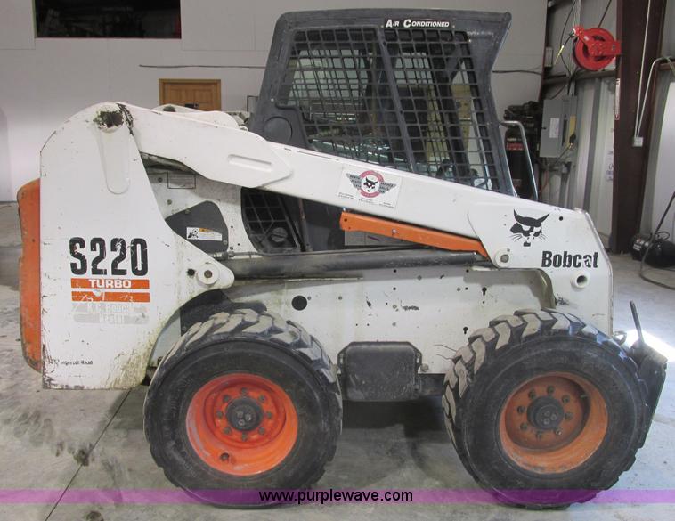 image for item F4378 2004 Bobcat S220 turbo skid steer
