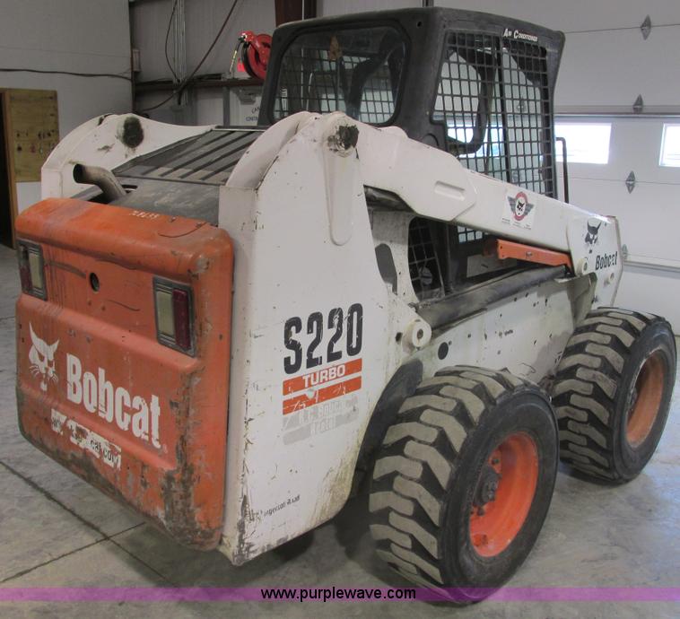 image for item F4378 2004 Bobcat S220 turbo skid steer
