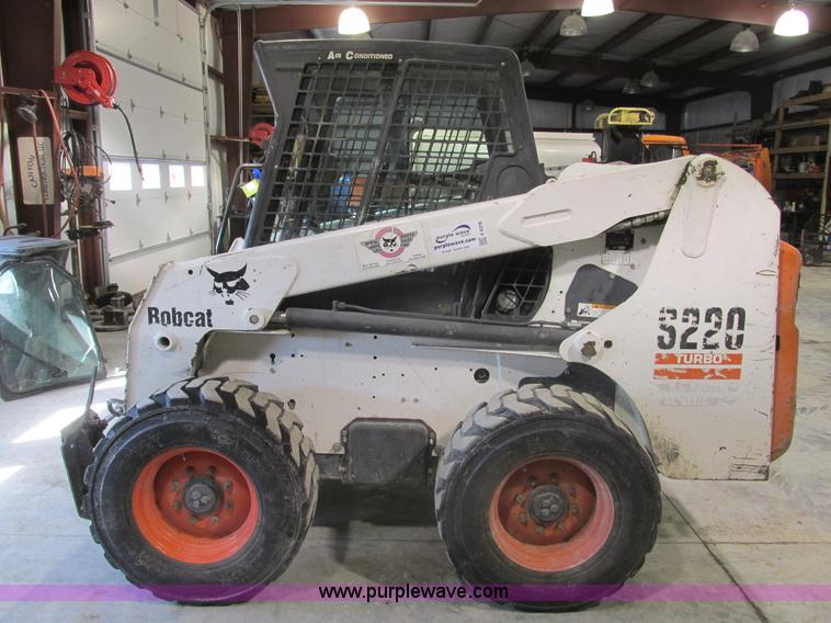 image for item F4378 2004 Bobcat S220 turbo skid steer